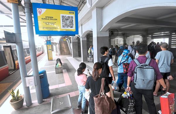 Rerouted: Passengers disembarking from their train at the Sungai Buloh station. — AZHAR MAHFOF/The Star