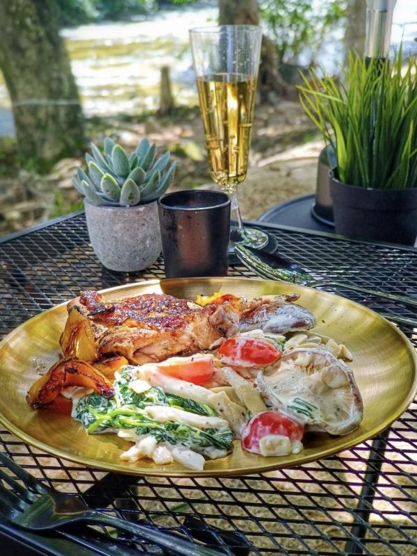 Fettucinne alfredo with mushrooms, baby spinach and cherry tomatoes plus grilled chicken marinated with roasted sesame mayonnaise. Served with carbo<em></em>nated apple juice.