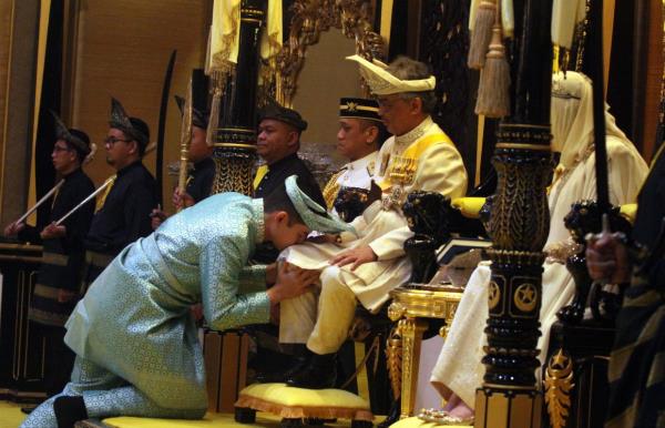 Tengku Mahkota Pahang Tengku Hassanal Ibrahim Alam Shah ho<em></em>nouring his father after being proclaimed as the Tengku Mahkota Pahang in Istana Abu Bakar, Pekan.