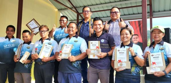 Sabah Tourism Board Chairman Datuk Jo<em></em>niston Bangkuai (middle), STB Chief Executive Officer Julinus Jimit (right) and Kiulu Tourism Association President Mejin Manginggow (left) posed for the camera after the handing over of the screen panel and appreciation programme in Kiulu on Monday.