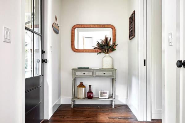 The entry of a lake home is highlighted with neutral colours and texture.