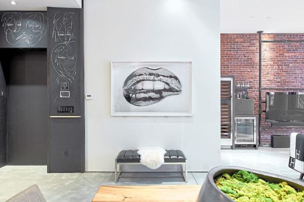 A bold, graphic photograph paired with a simple bench provides a modern and minimal entrance in an urban residence. Photo: Scott Gabriel Morris/TNS