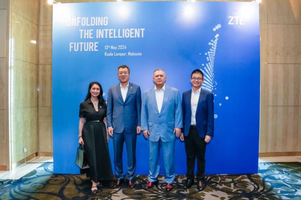 Tan Sri Mohamad Salim Fateh Din (third from left) together with (from far left) Normah Arip, Steven Ge and Tey Khang Lian (far right) at the 'Unfolding the Intelligent Future 2024' event, celebrating ZTE's achievements in 5G technology and the recognition from the Malaysia Book of Records.