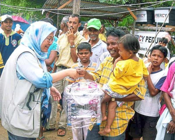 Dr Jemilah delivering aid to tsunami survivors at Mercy Camp in Lhok Nga, Aceh. Photo: Filepic