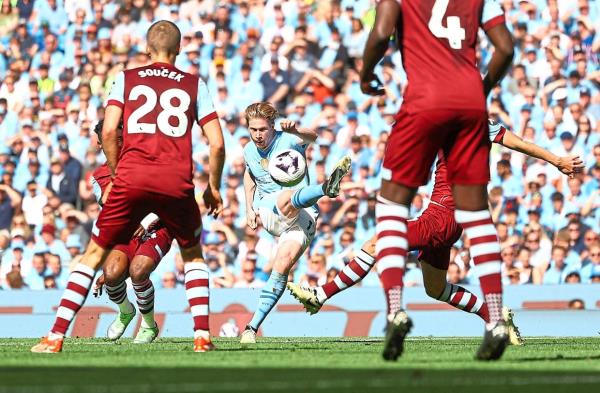 City’s Kevin De Bruyne shoots at goal in the 3-1 win over West Ham. — Reuters