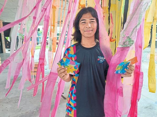 Khabir will showcase his eco-installation made from Ramadan bazaar plastic bags. Photo: The Star/Daryl Goh 