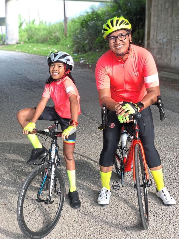 Uzair, who was named the youngest rando<em></em>nneur in 2021, and his biggest supporters Munirah and Ahmad Syauqi. 