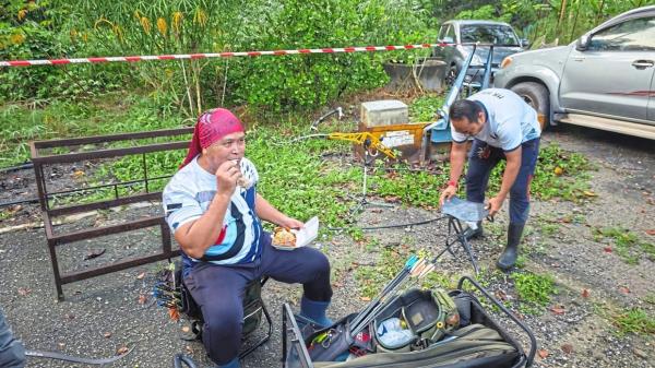 Sheikh Hassan havin<em></em>g breakfast before the challenge.