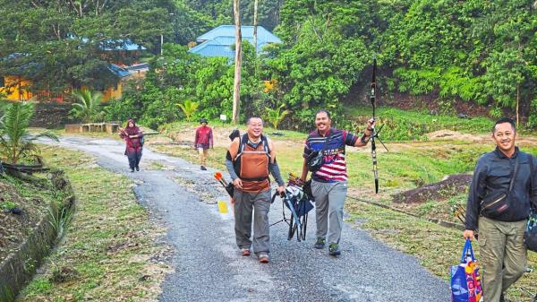 Archers making their way to the 3D course.