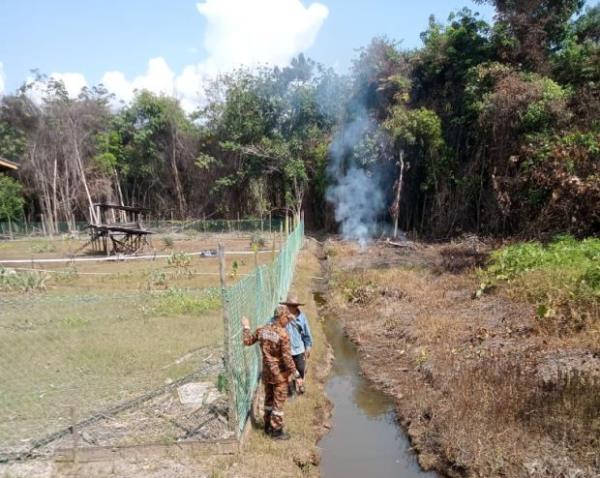 Fire and Rescue Department perso<em></em>nnel mo<em></em>nitoring the open burning situation in Kanowit, Sarawak, on Mo<em></em>nday (July 29). - Bomba pic