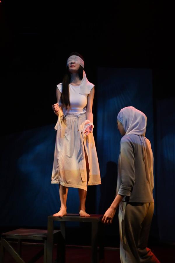 Theatre show 'Oh Blue, I Love You Too' explores facets of relatio<em></em>nships that form our history, influence our being, and present us with decisions that shape our destiny. Photo: Goh Bong