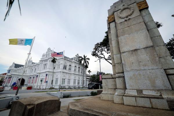 The Esplanade is a seafront city square in George Town, Penang. It includes the field next to Fort Cornwallis, known as the Padang, and the seaside promenade. The City Hall faces the Padang, and the Cenotaph is along the promenade. Photo: Bernama