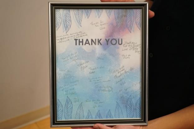 A blue f<em></em>ramed thank you note. 