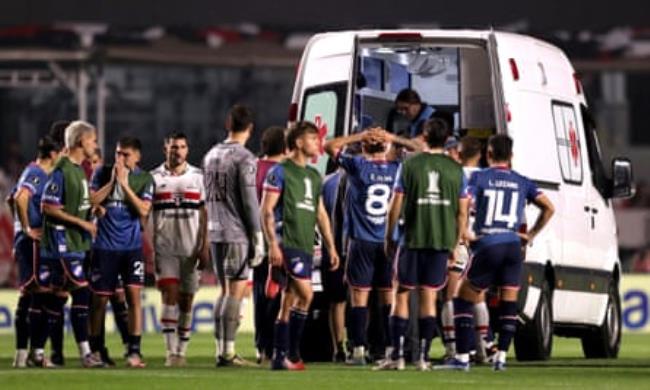 Juan Izquierdo is taken off the pitch after collapsing during a Copa Libertadores match between Nacio<em></em>nal and Sao Paulo