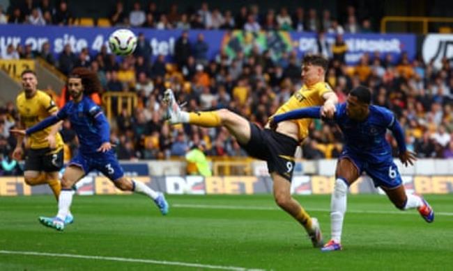 J?rgen Strand Larsen stretches to equalise for Wolves against Chelsea in first-half injury time