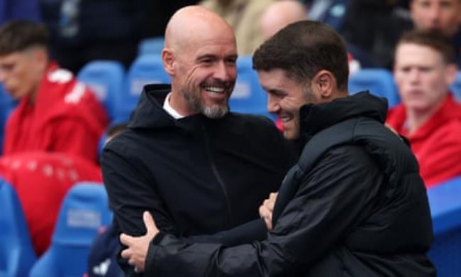 Erik ten Hag and Fabian Hürzeler share a joke before the game – but o<em></em>nly the Brighton manager was smiling at full time.