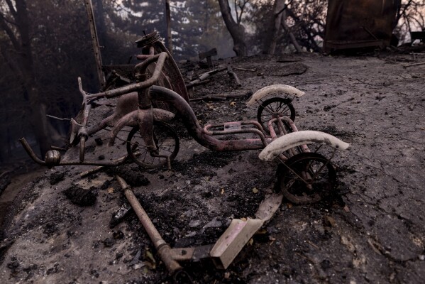 A firefighter battles the Airport Fire on Tuesday, Sept. 10, 2024, in El Cariso, an unincorporated community in Riverside County, Calif. (AP Photo/Eric Thayer)