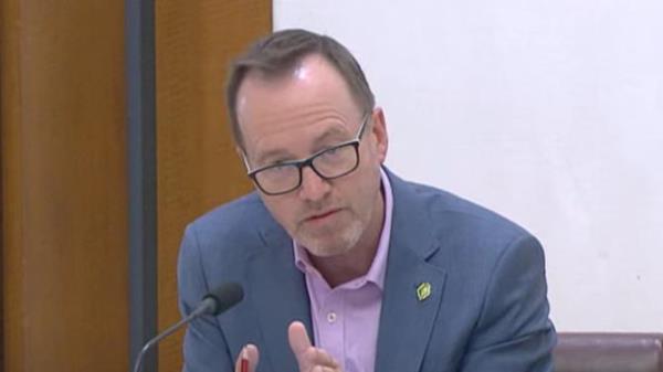 Greens Senator David Shoebridge presses the me<em></em>ta executives during the hearing on Wednesday. Supplied