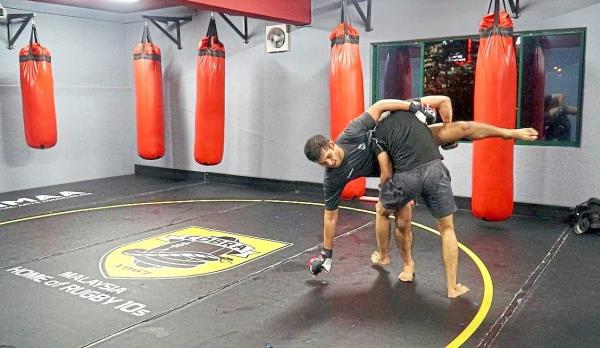 Chee (left) is a certified perso<em></em>nal trainer in MMA. Photo: Instagram/Dan Chee